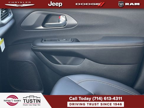 New 2026 Chrysler Pacifica Select FWD image 21