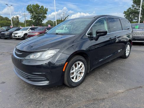 Used 2017 Chrysler Pacifica Touring FWD image 1