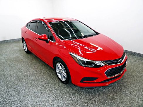 Used 2017 Chevrolet Cruze LT w/ Convenience Package FWD image 3