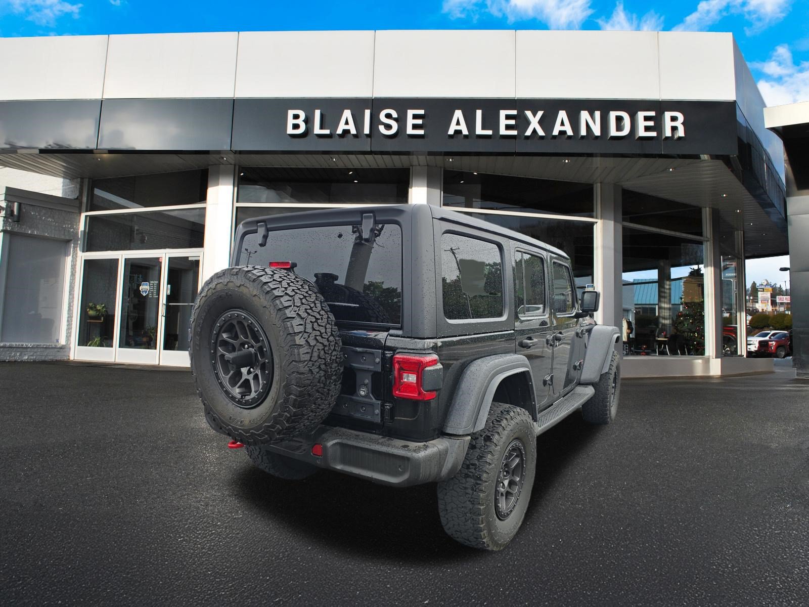 Used 2022 Jeep Wrangler Unlimited Rubicon w/ Xtreme Recon 35" Tire Package AWD/4WD image 3