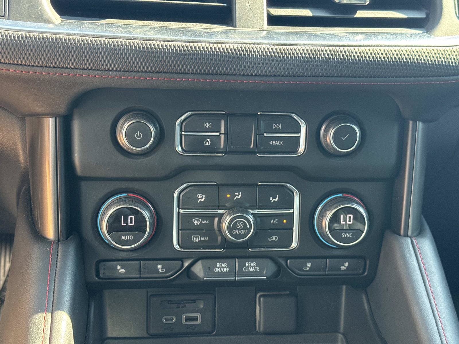 Used 2021 Chevrolet Suburban RST w/ Luxury Package RWD image 25