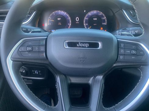 Used 2025 Jeep Grand Cherokee Laredo X image 14