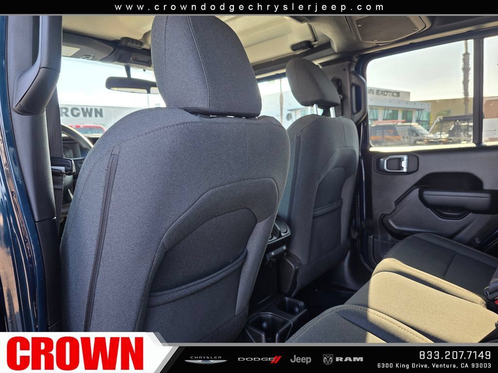 Used 2025 Jeep Gladiator Mojave AWD/4WD image 16