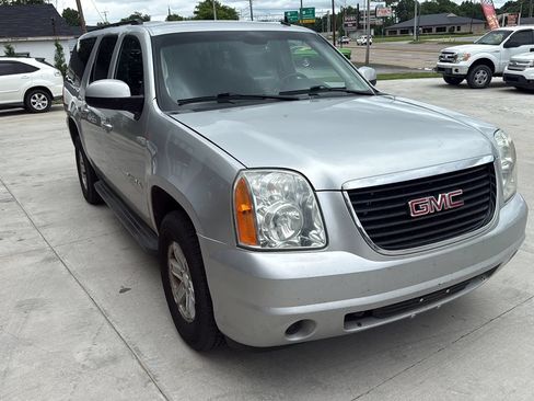 Used 2011 GMC Yukon XL SLE AWD/4WD image 3