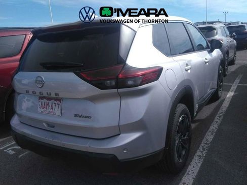 Used 2024 Nissan Rogue SV image 2