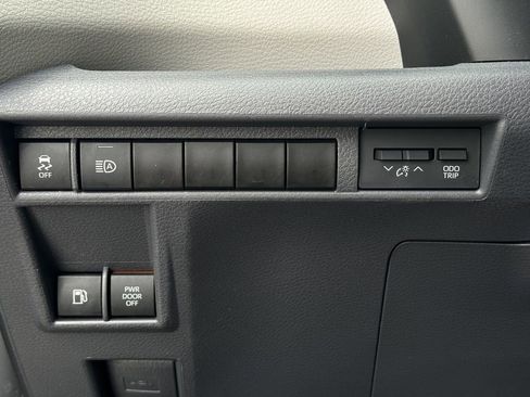 Used 2022 Toyota Sienna XLE FWD image 21