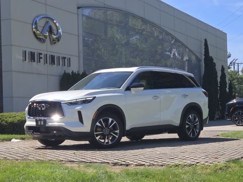 Used 2023 INFINITI QX60 Luxe w/ Vision Package AWD/4WD image 2