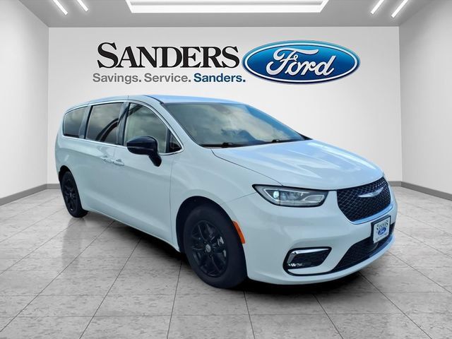 Used 2024 Chrysler Pacifica Touring-L FWD image 1