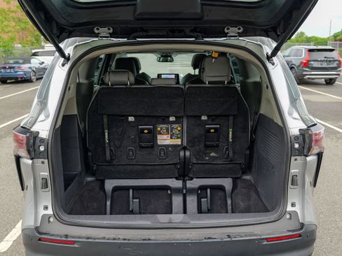 Used 2023 Toyota Sienna XLE FWD image 57