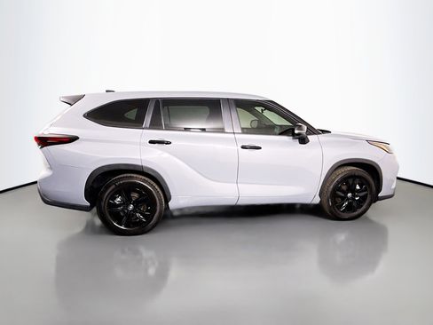Used 2024 Toyota Highlander XLE image 11