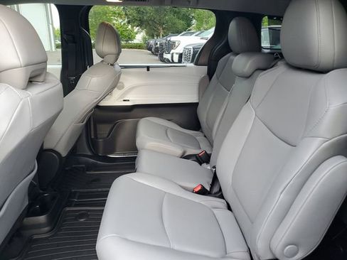 Used 2026 Toyota Sienna XLE FWD image 10