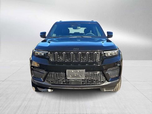 Used 2024 Jeep Grand Cherokee Altitude image 3