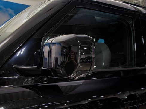 Used 2025 Land Rover Defender 130 X-Dynamic SE image 10