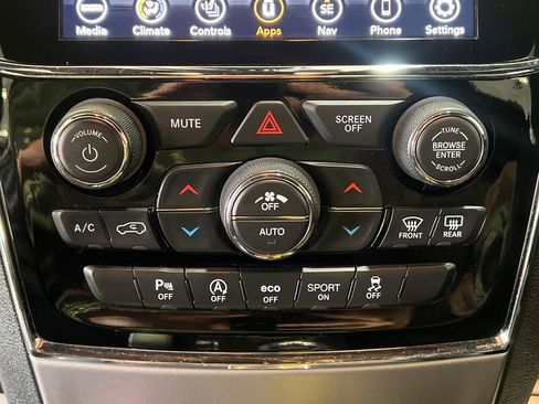 Used 2020 Jeep Grand Cherokee Limited AWD/4WD image 31