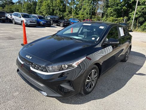 Used 2023 Kia Forte LXS w/ LXS Technology Package FWD image 3