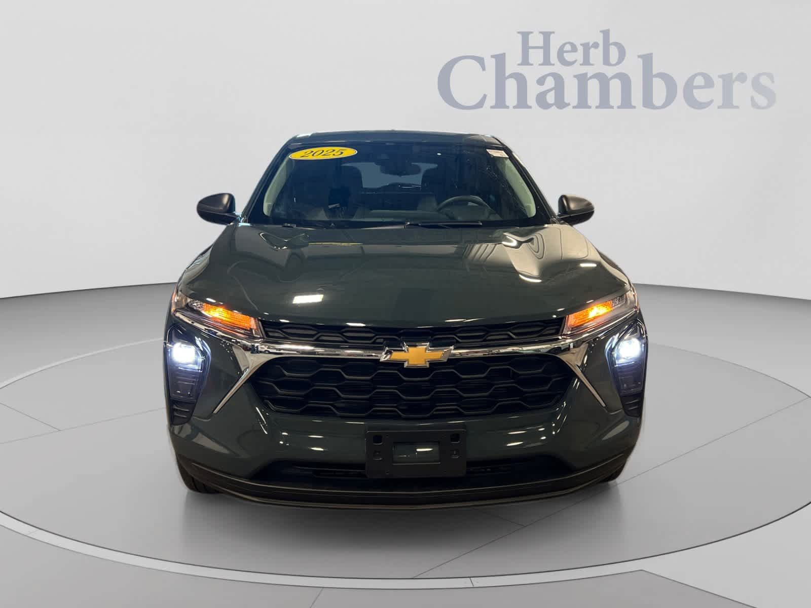 Used 2025 Chevrolet Trax LS FWD image 2