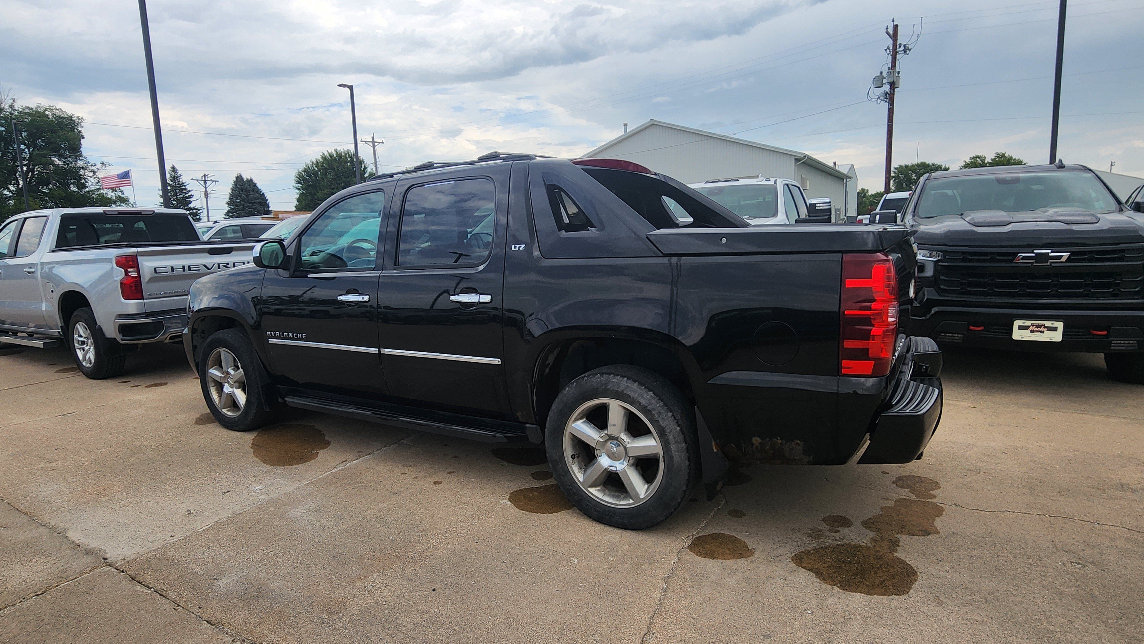 Used 2012 Chevrolet Avalanche LTZ AWD/4WD image 6