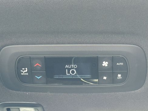 Used 2025 Chrysler Pacifica Limited FWD image 25