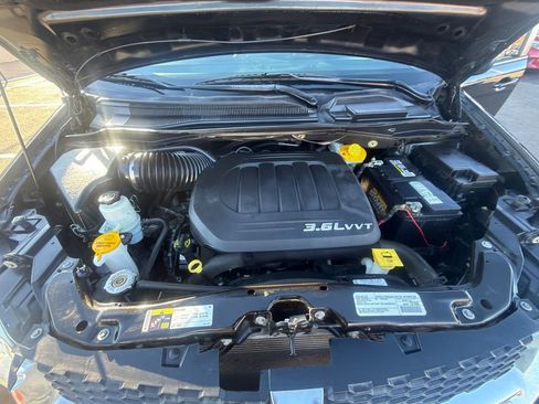 Used 2018 Dodge Grand Caravan SE w/ UConnect Hands-Free Group image 8