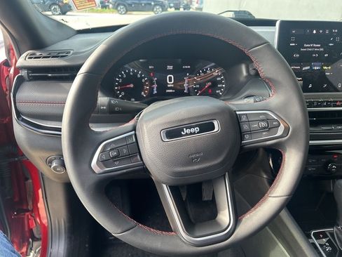 Used 2025 Jeep Compass Trailhawk image 9