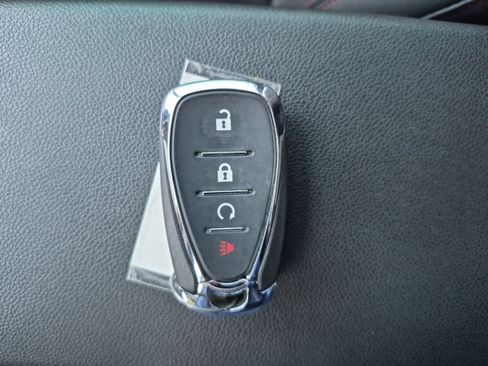Used 2025 Chevrolet Trax RS w/ Sunroof Package FWD image 31