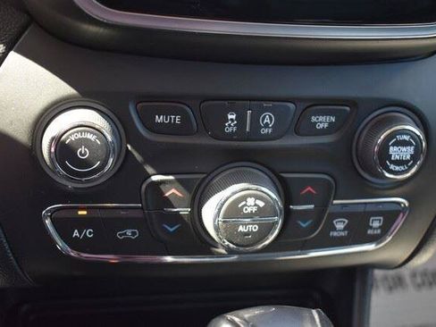 Used 2019 Jeep Cherokee Limited FWD image 33