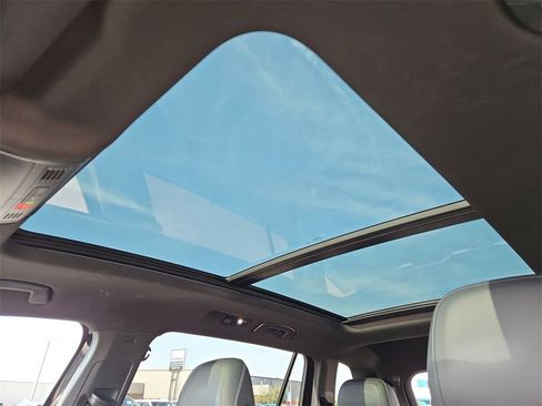 Used 2022 Volkswagen Tiguan SE R-Line image 19