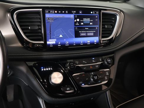 Used 2021 Chrysler Pacifica Limited w/ Uconnect Theater Family Group FWD image 5