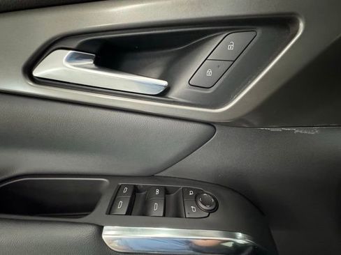 Used 2025 Chevrolet Traverse LT w/ Driver Confidence Package image 16