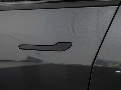 Used 2022 Tesla Model Y Long Range image 42