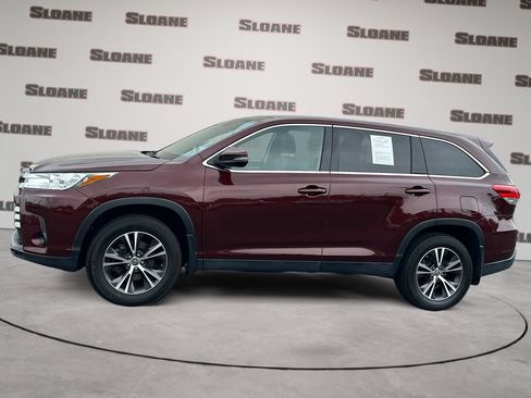 Used 2019 Toyota Highlander LE AWD/4WD image 2