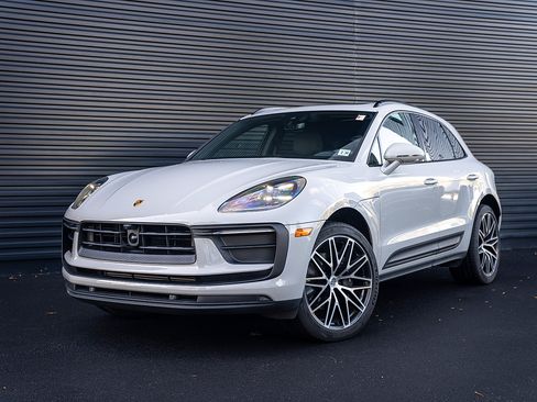 Certified 2025 Porsche Macan image 1
