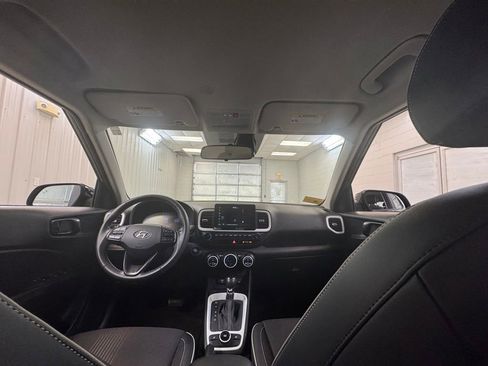 Used 2025 Hyundai Venue Limited FWD image 17