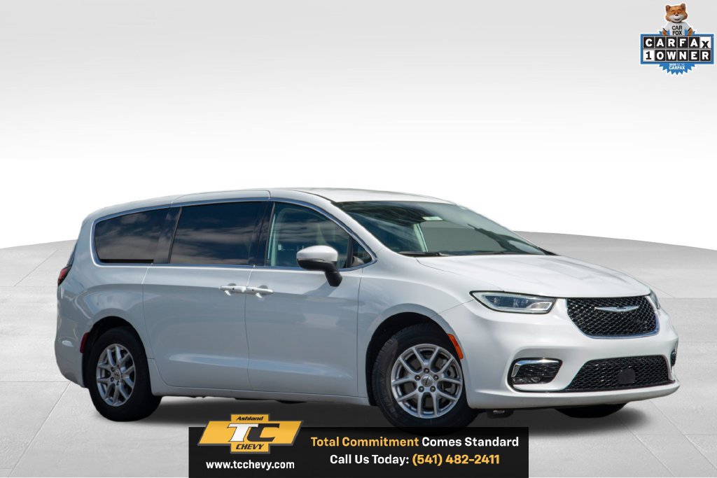 Used 2023 Chrysler Pacifica Touring-L FWD image 3