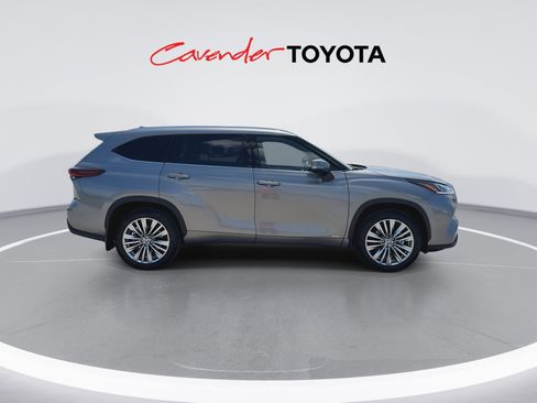 Certified 2026 Toyota Highlander Platinum image 9