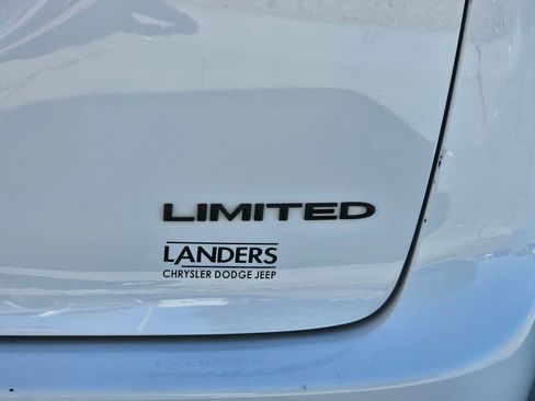 Used 2025 Chrysler Pacifica Limited image 30