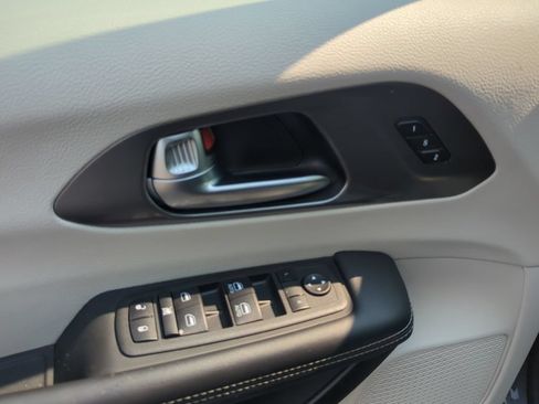 Used 2023 Chrysler Pacifica Touring-L FWD image 37