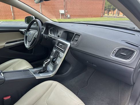 Used 2017 Volvo V60 T5 Premier w/ Convenience Package FWD image 20