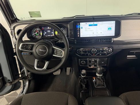 Used 2025 Jeep Wrangler Unlimited Sahara AWD/4WD image 12