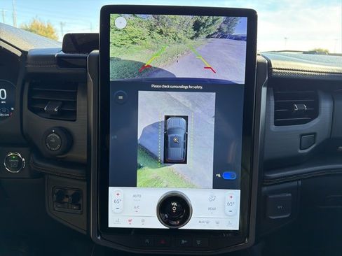 Used 2023 Ford Expedition Platinum image 12