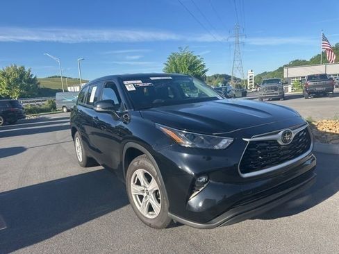 Used 2024 Toyota Highlander LE FWD image 8