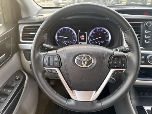 Used 2018 Toyota Highlander XLE FWD image 12