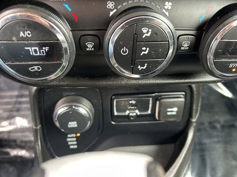 Used 2015 Jeep Renegade Limited AWD/4WD image 18