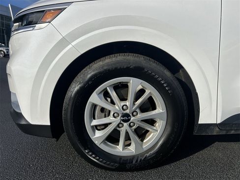 Used 2024 Kia Carnival LX image 16