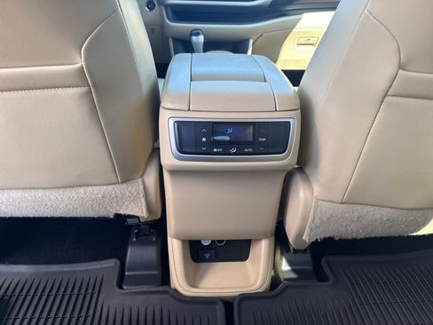 Used 2015 Toyota Highlander Limited image 19