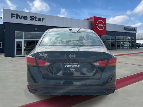 Used 2025 Nissan Altima 2.5 SV FWD image 5