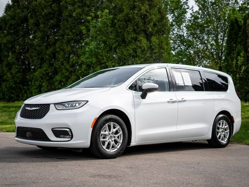 Used 2023 Chrysler Pacifica Touring-L image 10