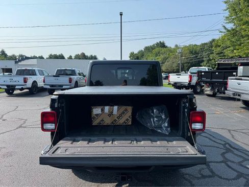 Used 2023 Jeep Gladiator Sport AWD/4WD image 5