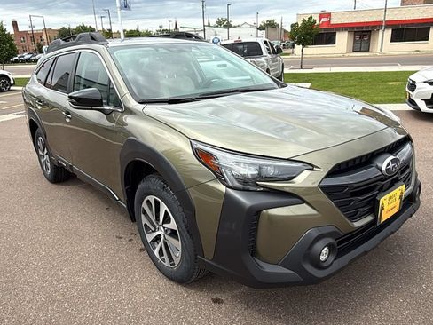 Used 2025 Subaru Outback Premium AWD/4WD image 3