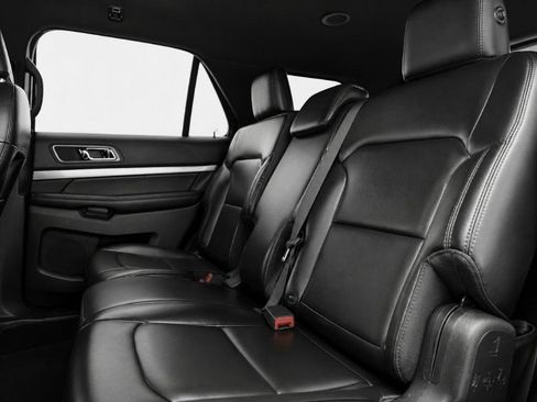 Used 2019 Ford Explorer XLT w/ Equipment Group 202A AWD/4WD image 22